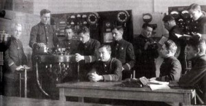 Профессор Б.И. Кудревич (первый слева) проводит   занятие  по устройству ГК со слушателями Штурманского класса ВМА. 1939 г. 